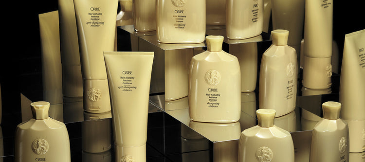 Oribe Hair Alchemy Resilience šampoonide ja palsamite grupipilt kuldsel taustal